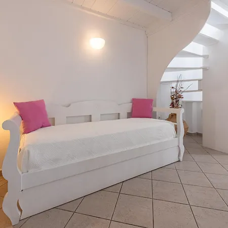 Reverie Santorini Aparthotel 3*