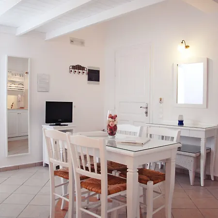 Ξενοδοχείο με διαμερίσματα Reverie Santorini 4*