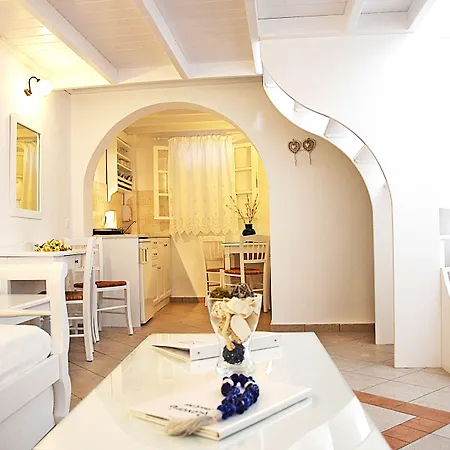 Ξενοδοχείο με διαμερίσματα Reverie Santorini 4*