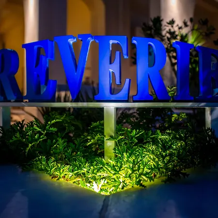 Ξενοδοχείο με διαμερίσματα Reverie Santorini 4*